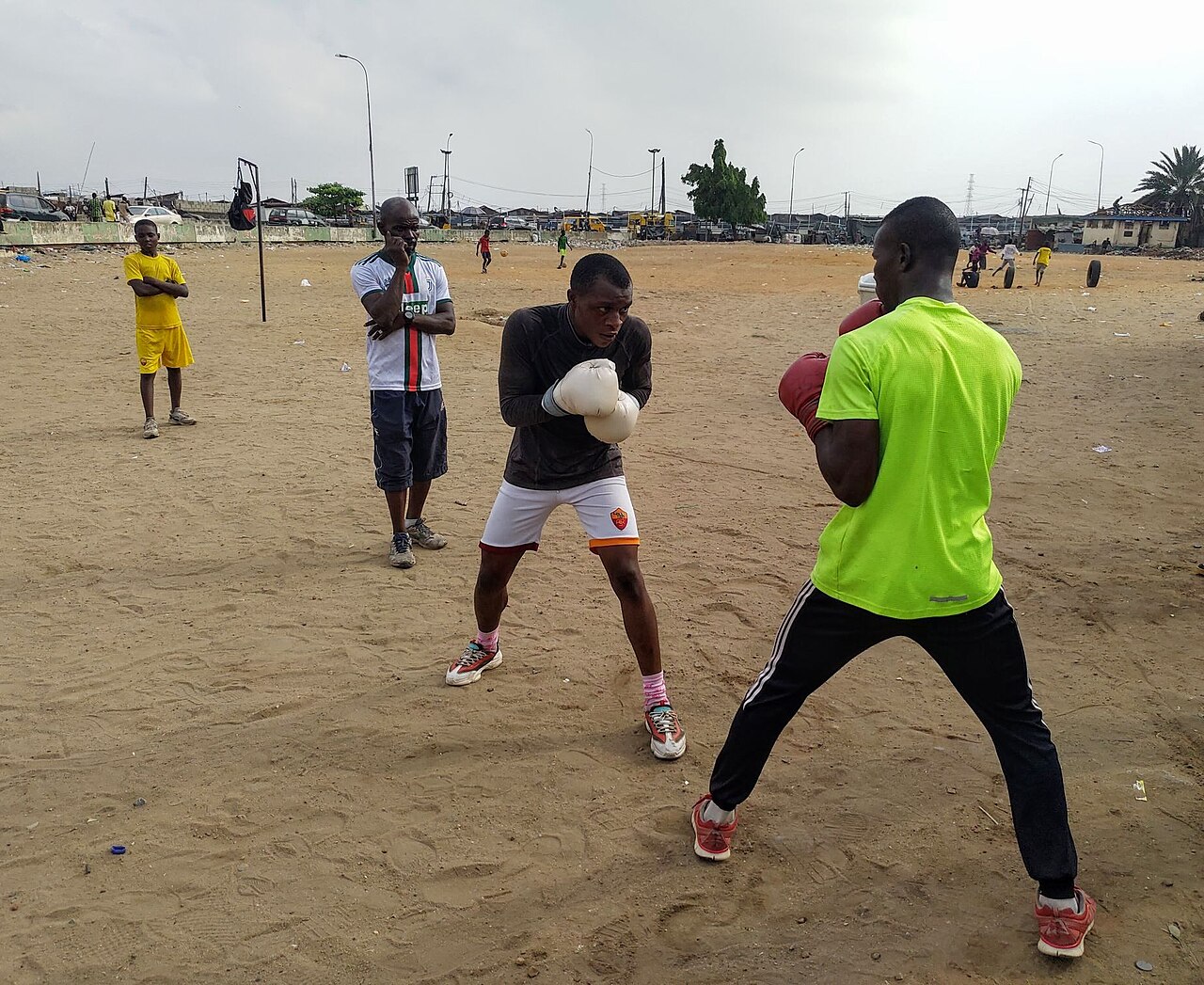 Entrenamiento de boxeo en Madrid — guantes y saco de boxeo