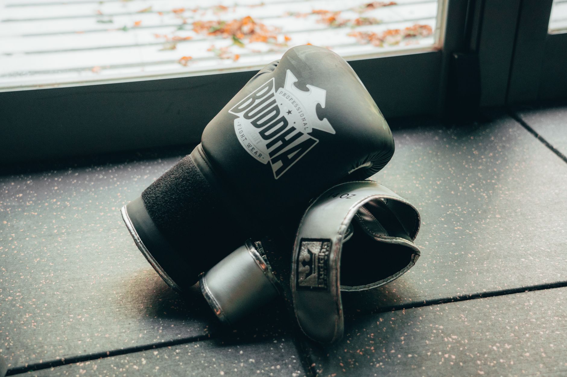 Guantes y equipamiento de boxeo en gimnasio de entrenamiento