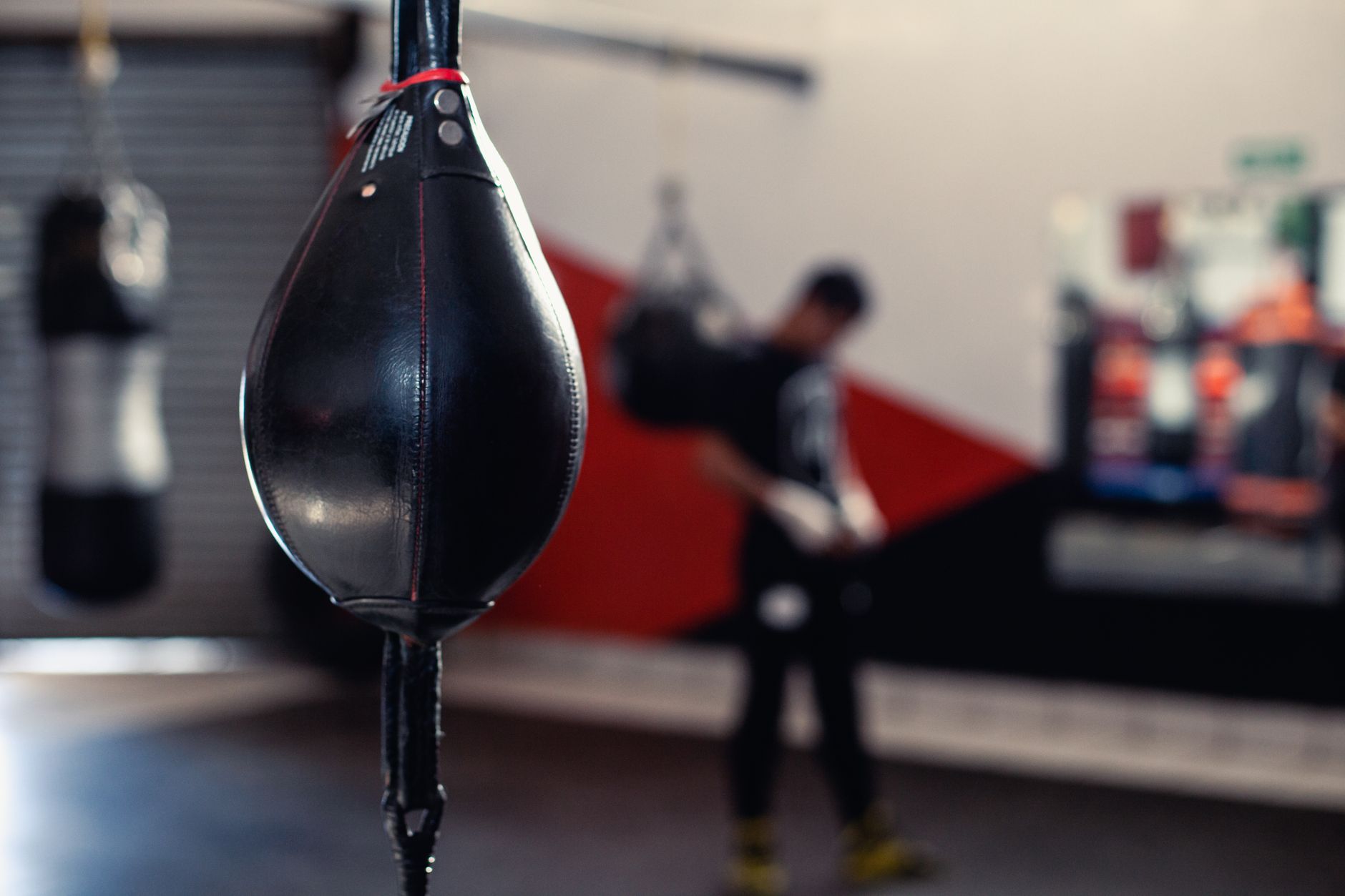 Boxeador golpeando un saco de boxeo durante un entrenamiento