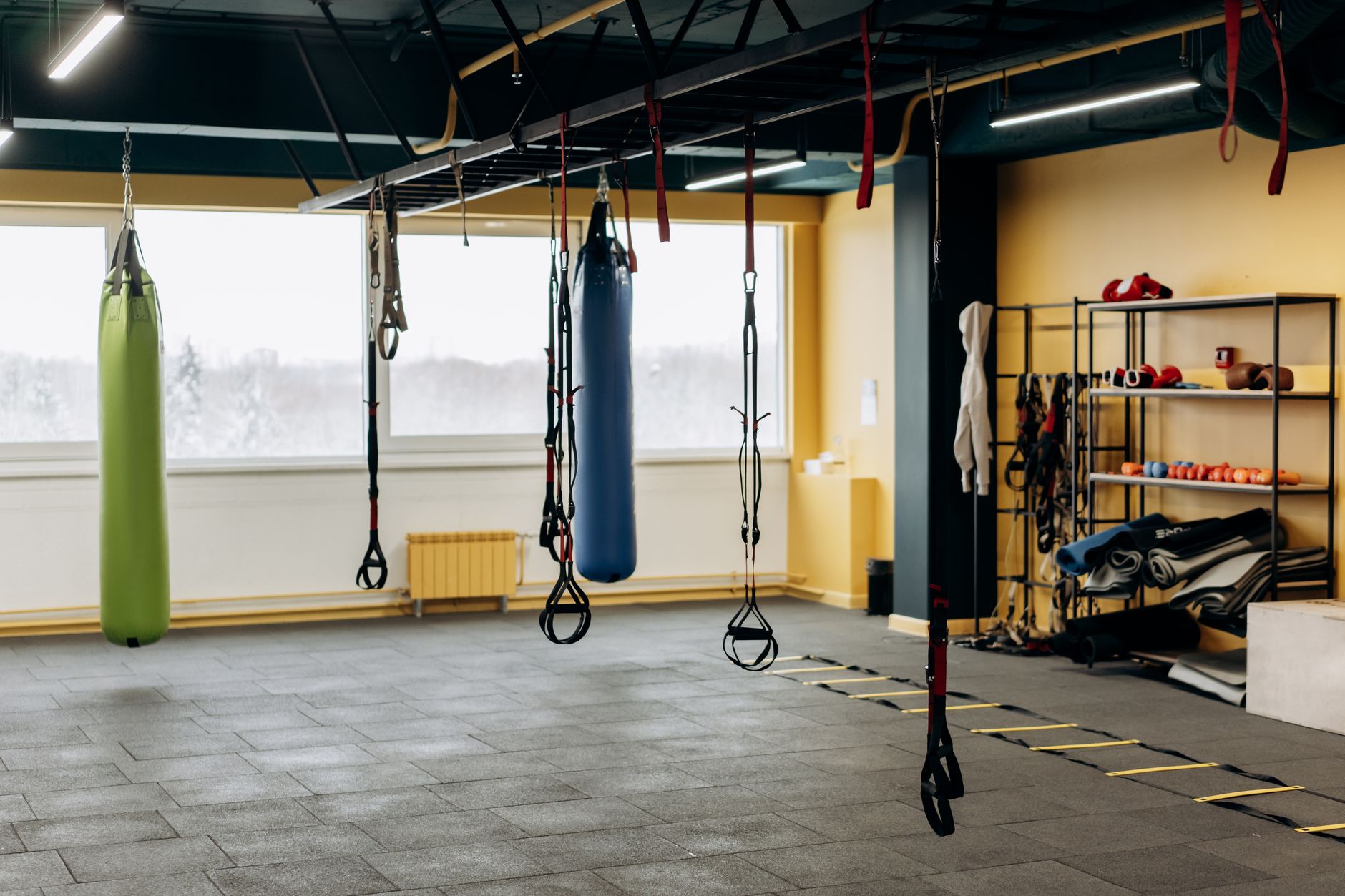 Interior de un gimnasio moderno con equipamiento de fitness